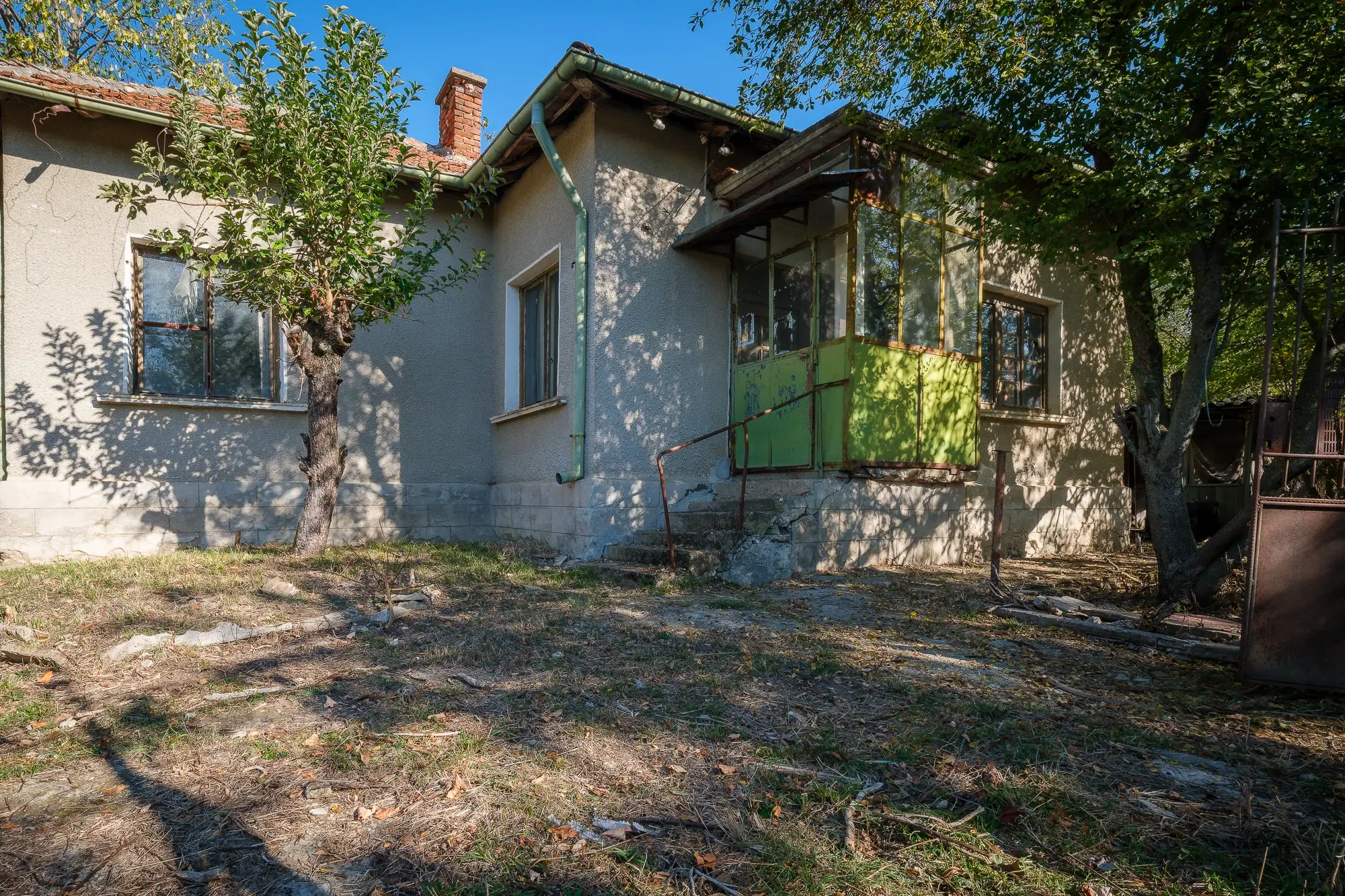 1.238 m² grond met een klassiek Balkanhuis en bijgebouw in Izvor Mahala - Bulgarije