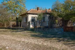 1.238 m² grond met een klassiek Balkanhuis en bijgebouw in Izvor Mahala - Bulgarije