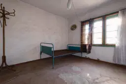 1.238 m² grond met een klassiek Balkanhuis en bijgebouw in Izvor Mahala - Bulgarije