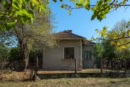 1.238 m² grond met een klassiek Balkanhuis en bijgebouw in Izvor Mahala - Bulgarije