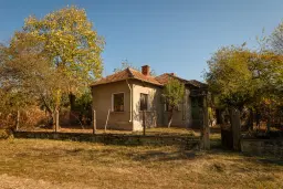 1.238 m² grond met een klassiek Balkanhuis en bijgebouw in Izvor Mahala - Bulgarije