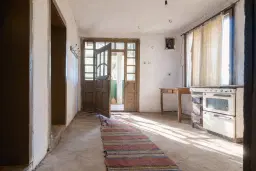 1.238 m² grond met een klassiek Balkanhuis en bijgebouw in Izvor Mahala - Bulgarije