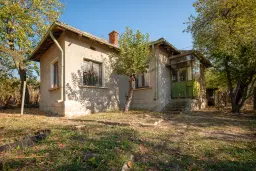 1.238 m² grond met een klassiek Balkanhuis en bijgebouw in Izvor Mahala - Bulgarije