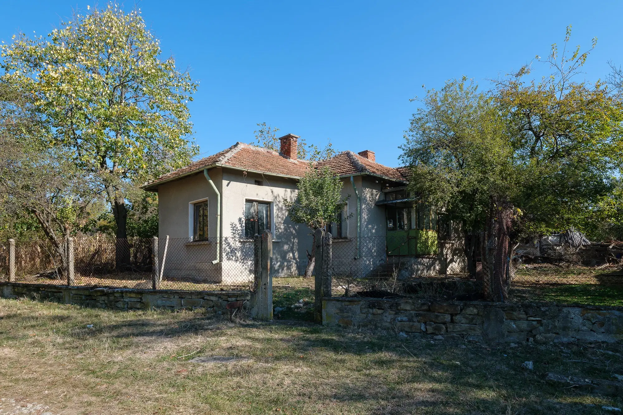 1.238 m² grond met een klassiek Balkanhuis en bijgebouw in Izvor Mahala - Bulgarije