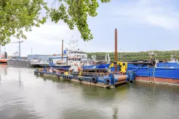 Stalen werkschip 'Q Adventurer' (voorheen 'DCS Adventurer')