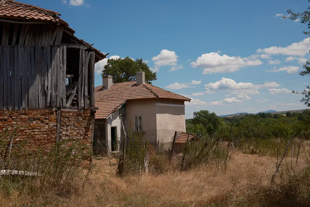 Huis met bergzicht + 2 bijgebouwen en 1.960 m² grond in Rakovitsa, Vidin - Bulgarije