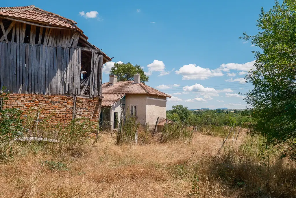 Huis met bergzicht + 2 bijgebouwen en 1.960 m² grond in Rakovitsa, Vidin - Bulgarije
