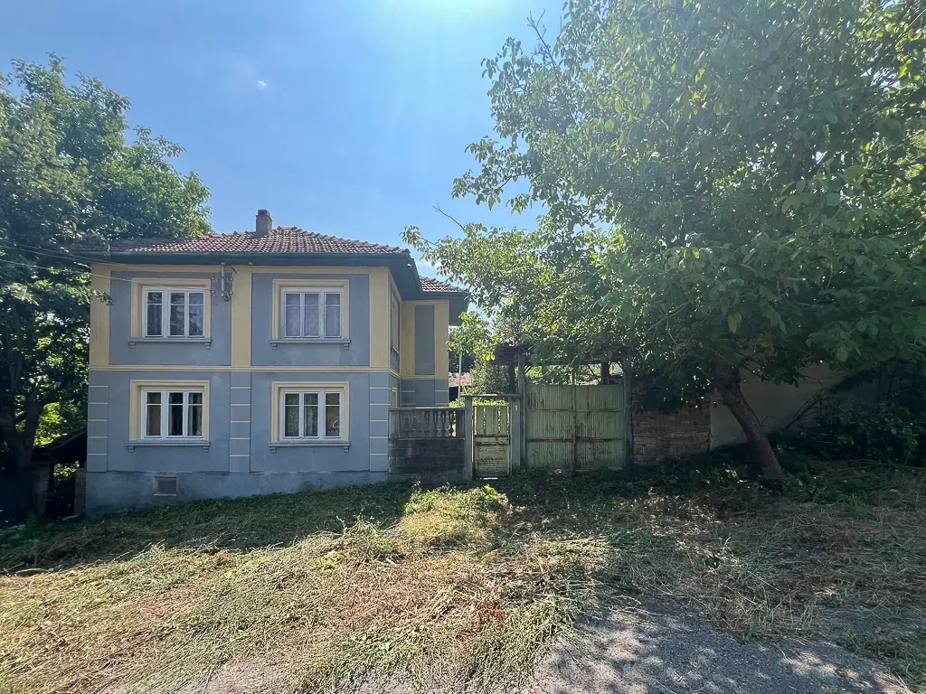 Twee verdiepingen woning met 700 m² grond en bijgebouwen in Nikolaevo, nabij Veliko Tarnovo - Bulgarije