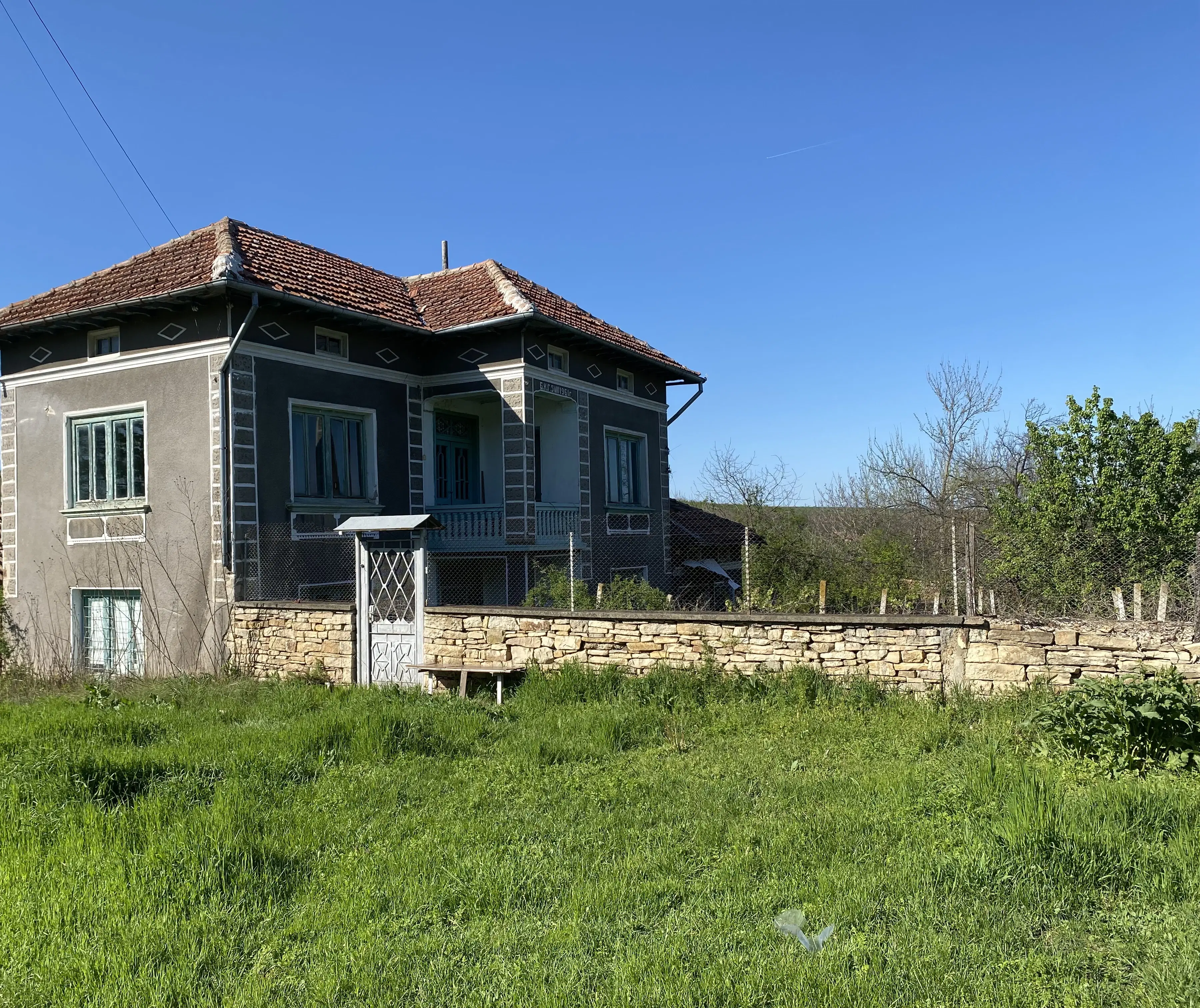 Twee verdiepingen woning met 690 m² grond en bijgebouwen in Dolna Lipnitsa, Veliko Tarnovo - Bulgarije