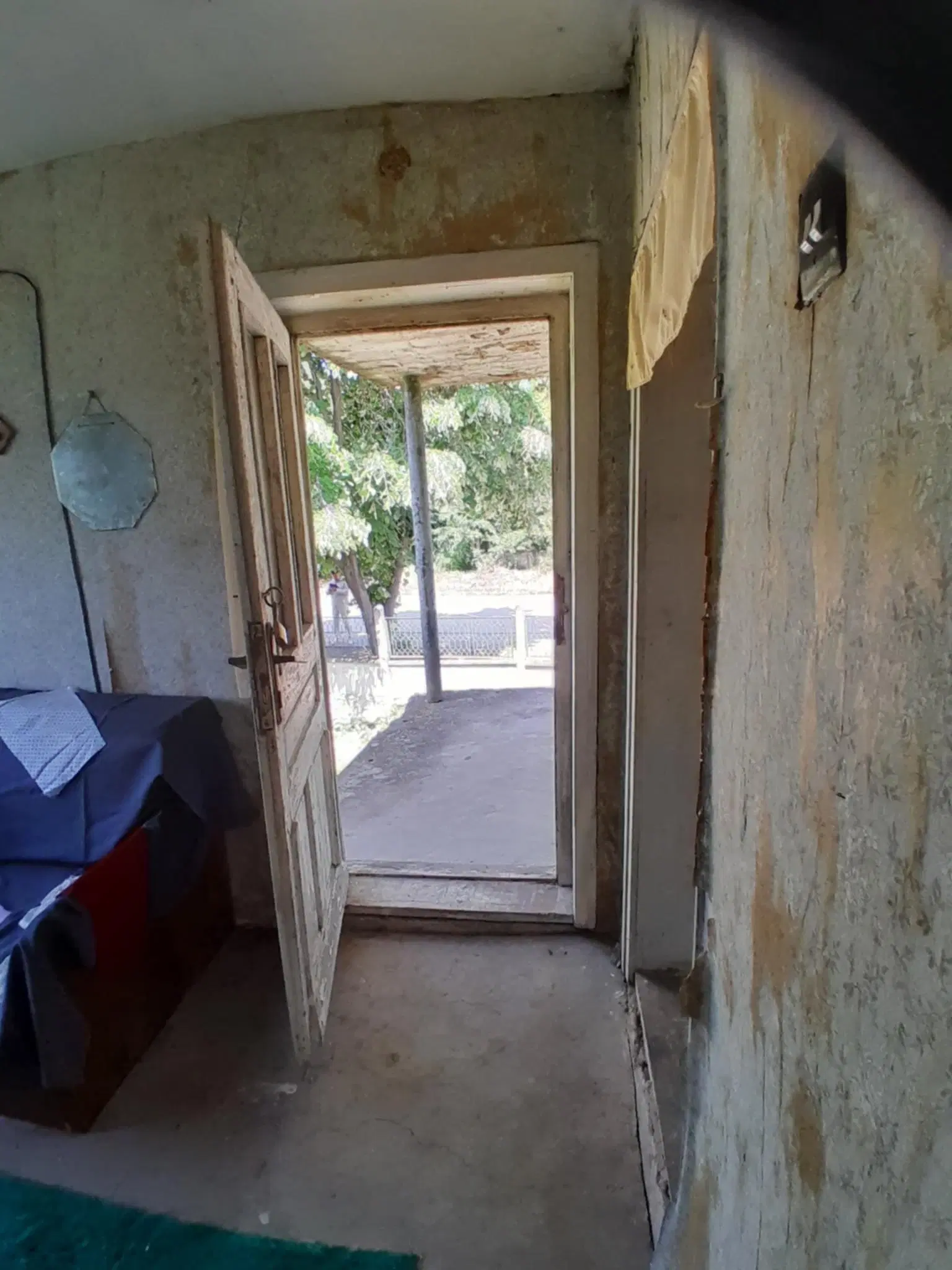 Lion's huis, bijgebouw en 1.050 m² grond in Rakovitsa, Vidin - Bulgarije