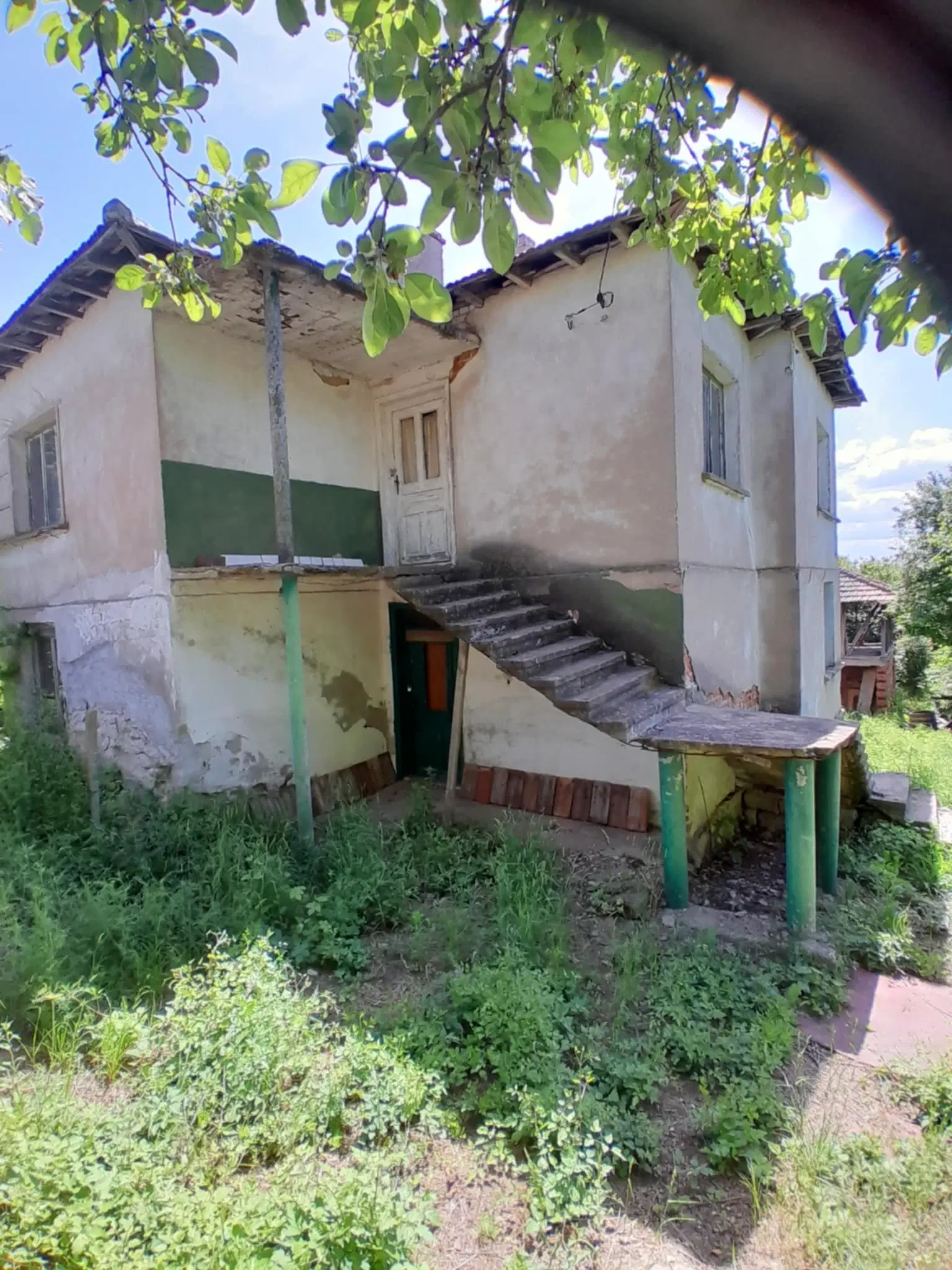 Lion's huis, bijgebouw en 1.050 m² grond in Rakovitsa, Vidin - Bulgarije