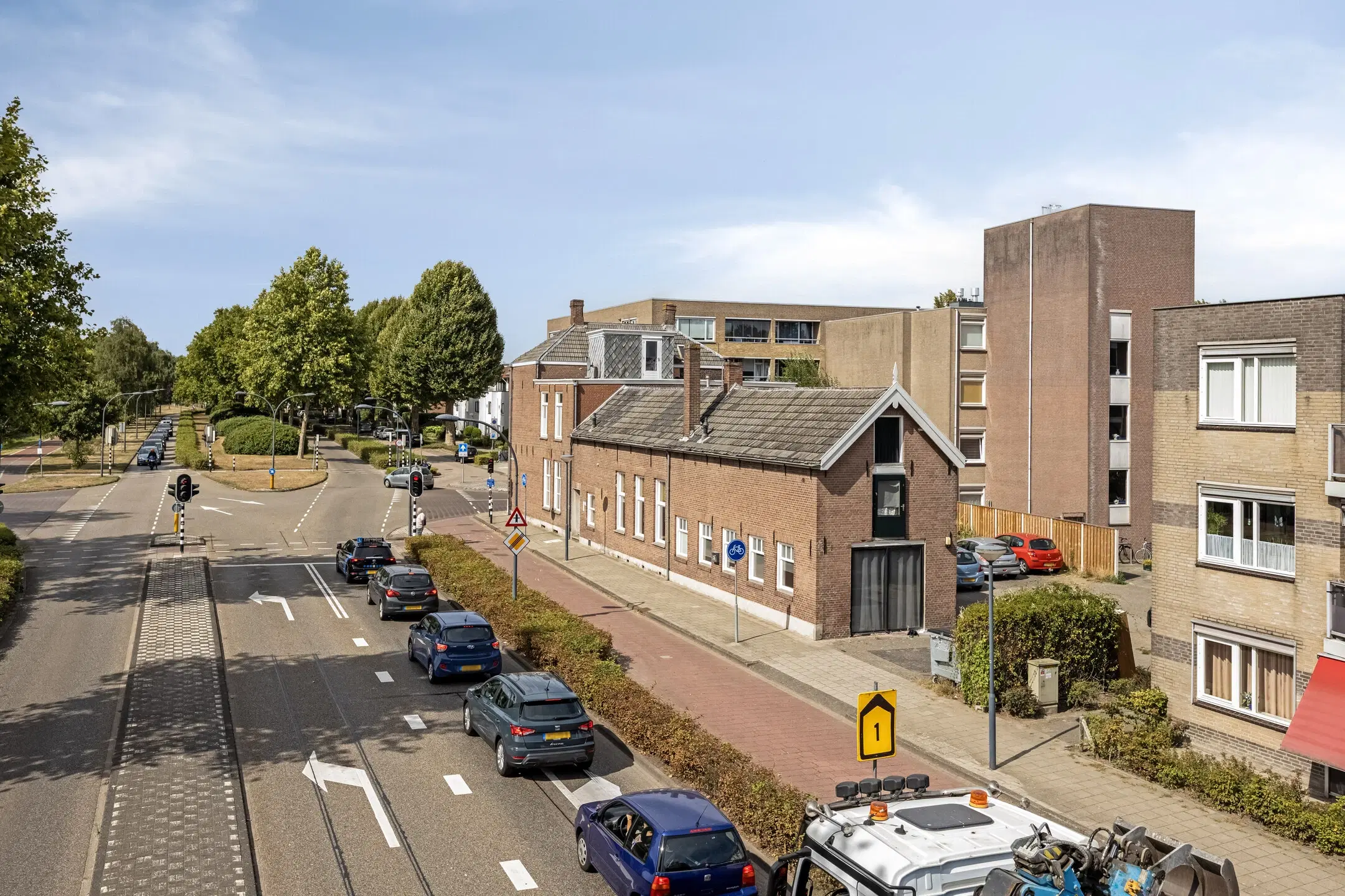 Waalwijk, Noorder Parallelweg 1 en 3 en Stationsstraat 129