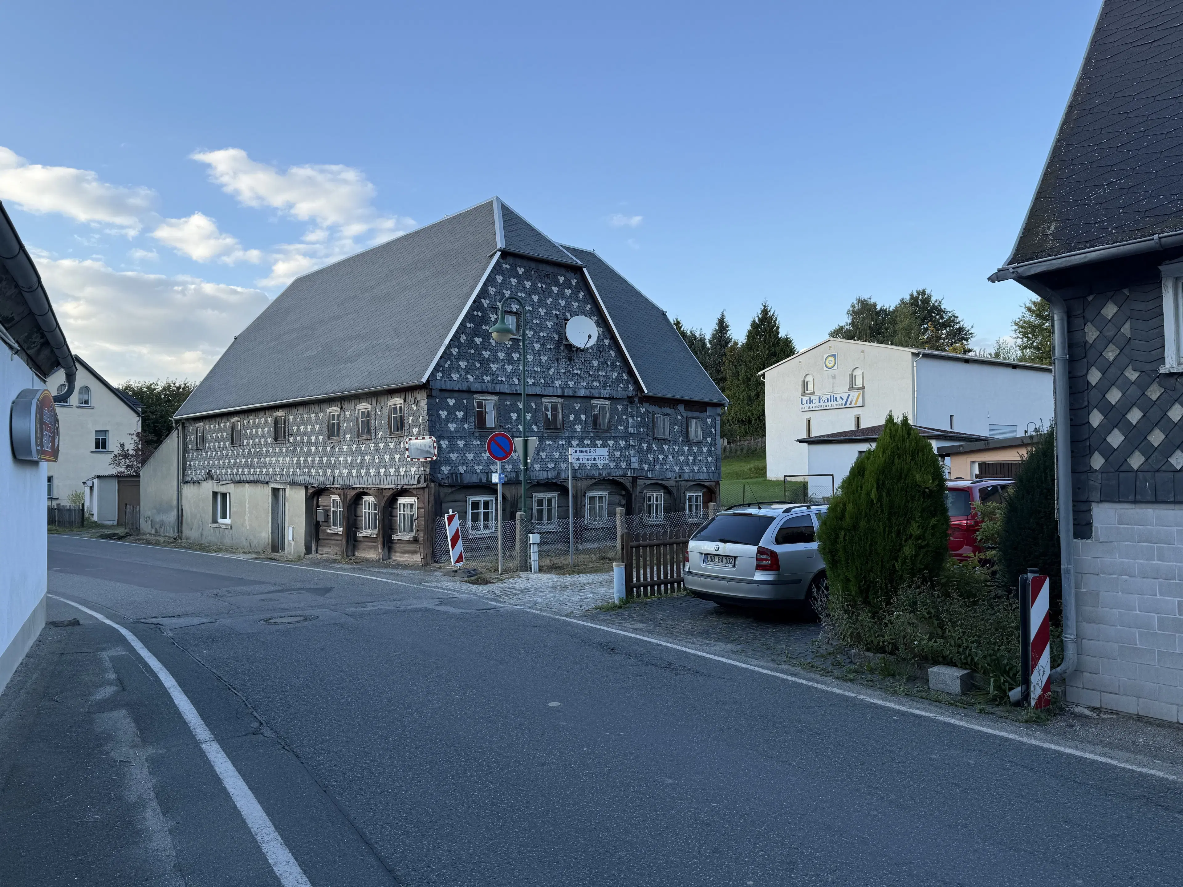 Vakwerkhuis met verpachte garages naast Löbau, Niedercunnersdorf - Duitsland