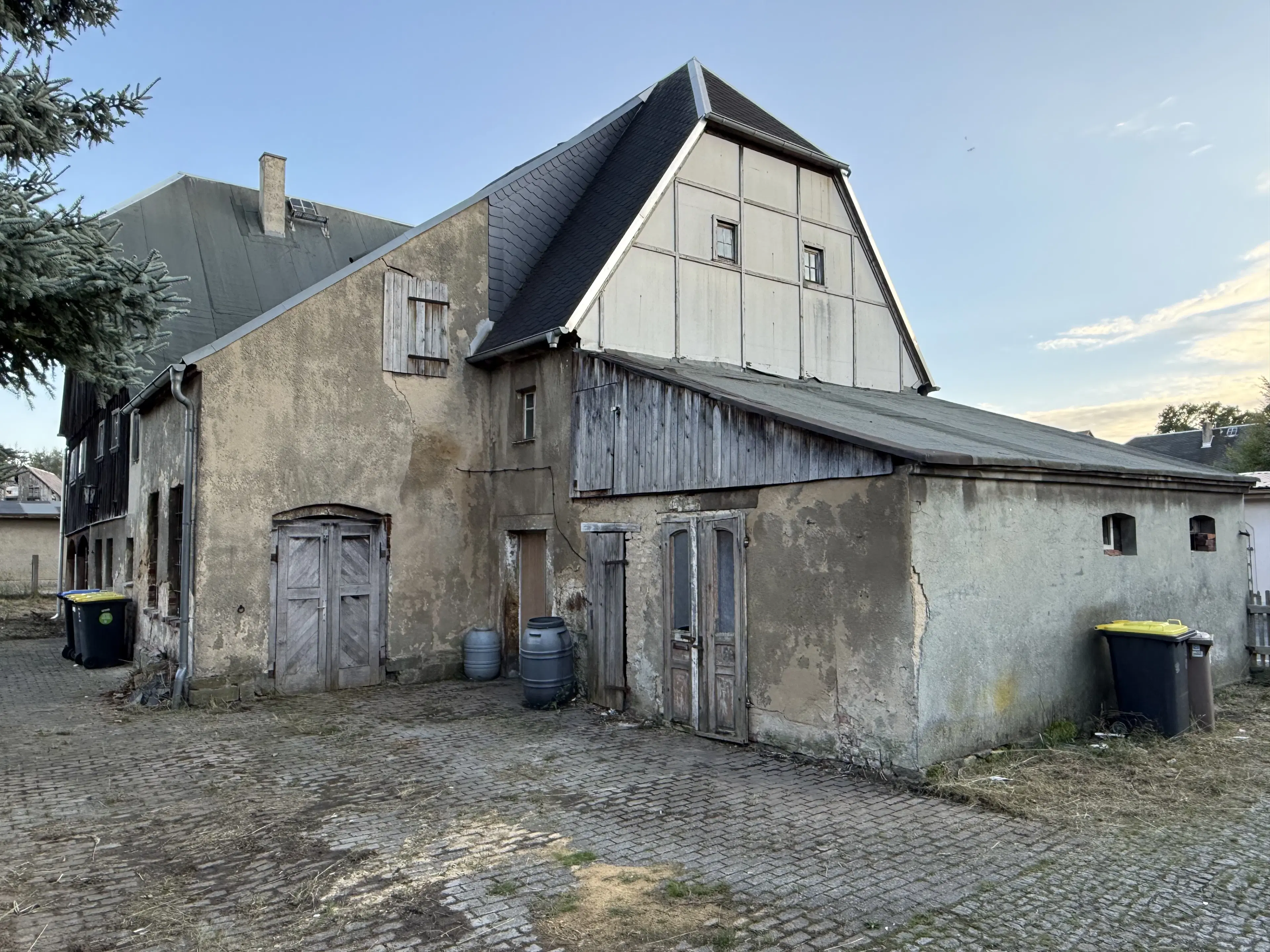 Vakwerkhuis met verpachte garages naast Löbau, Niedercunnersdorf - Duitsland