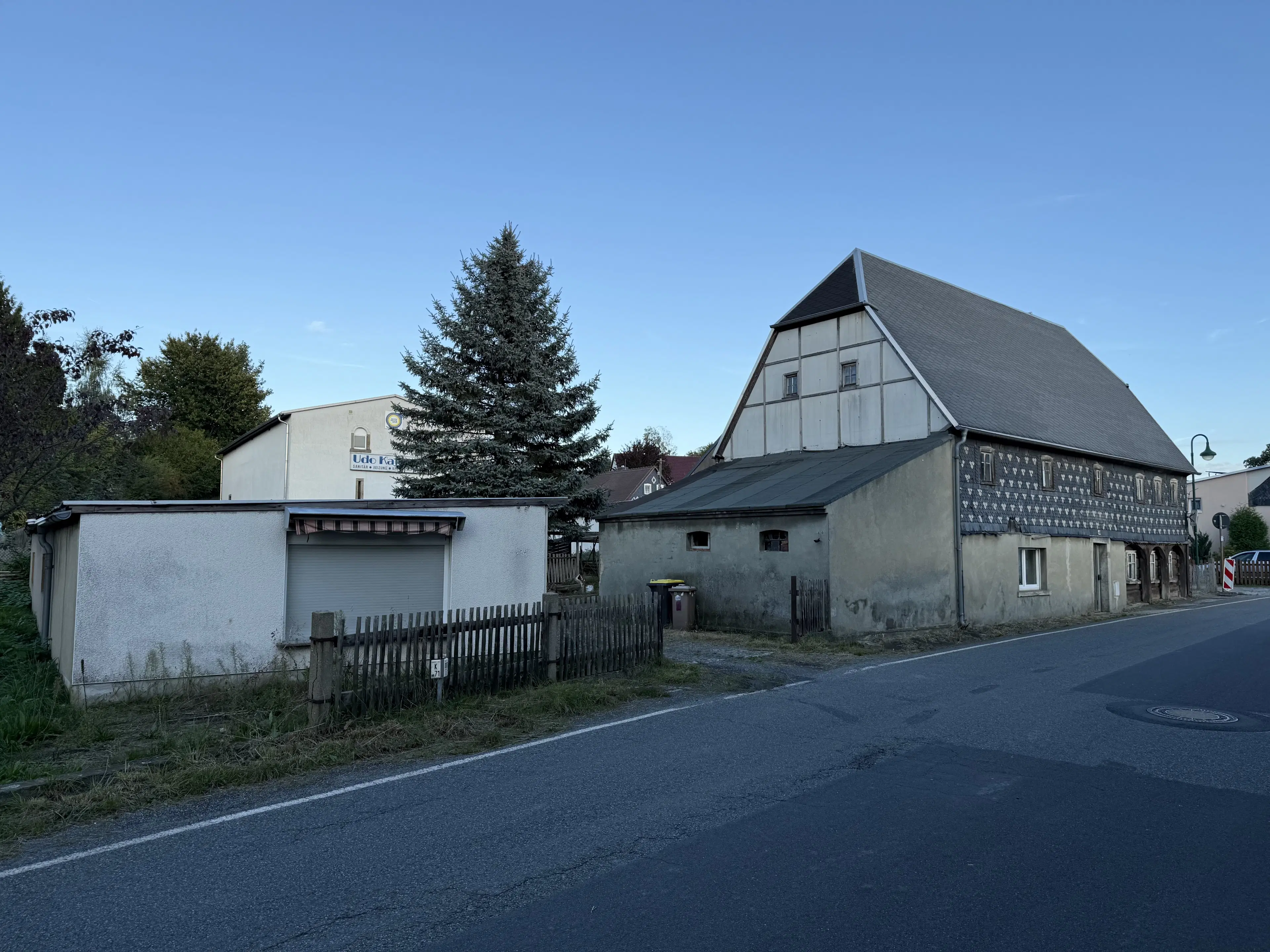 Vakwerkhuis met verpachte garages naast Löbau, Niedercunnersdorf - Duitsland