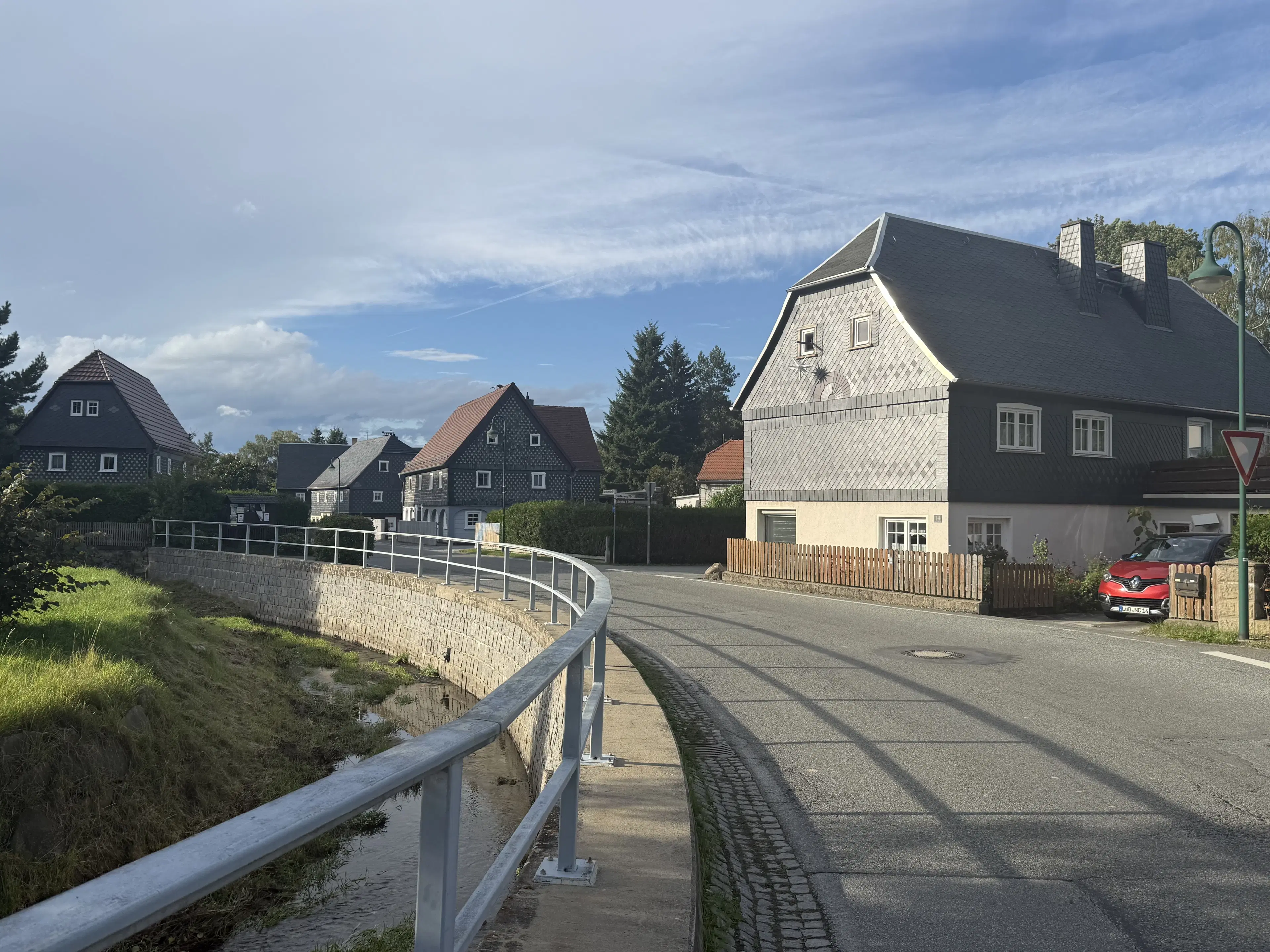 Vakwerkhuis met verpachte garages naast Löbau, Niedercunnersdorf - Duitsland