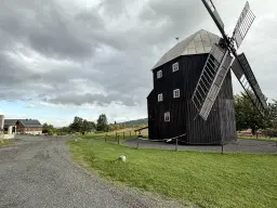 Vakwerkhuis met verpachte garages naast Löbau, Niedercunnersdorf - Duitsland