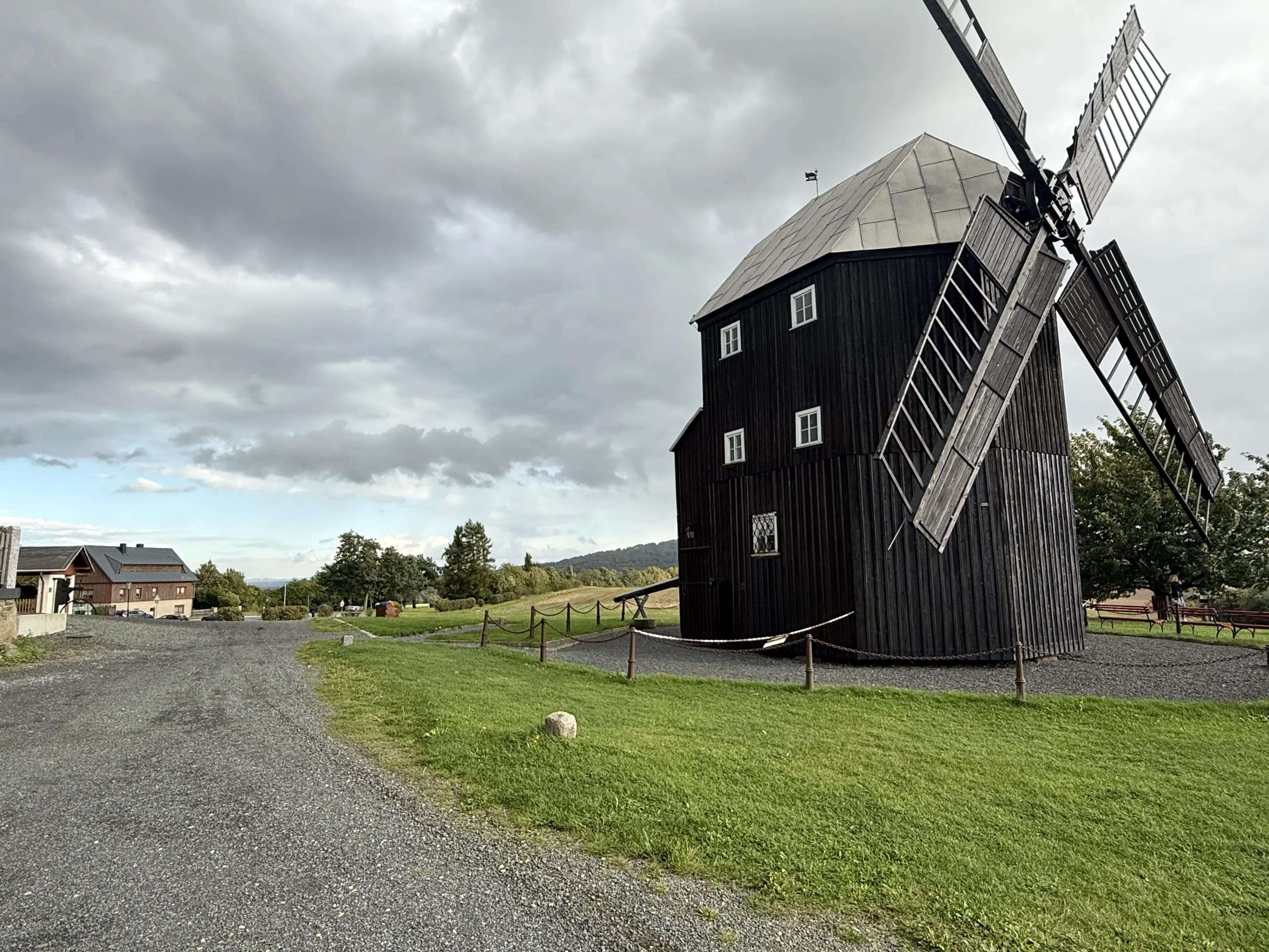 Vakwerkhuis met verpachte garages naast Löbau, Niedercunnersdorf - Duitsland