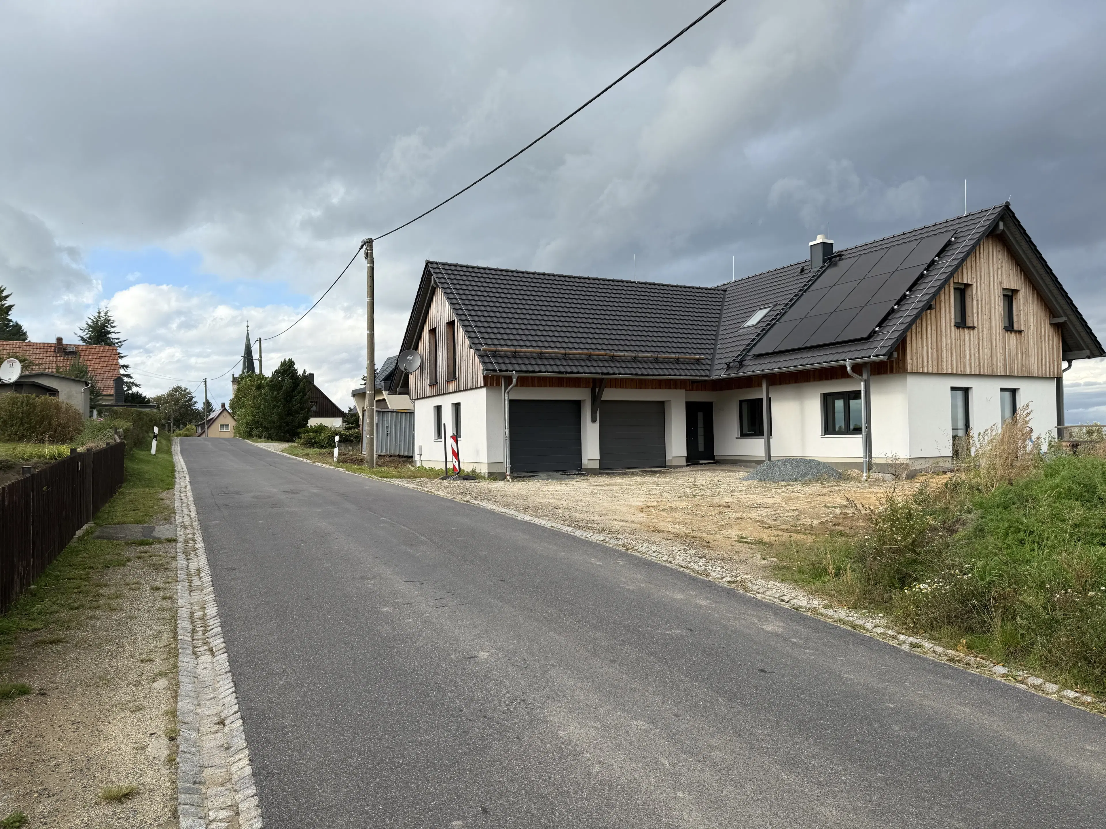 Vakwerkhuis met verpachte garages naast Löbau, Niedercunnersdorf - Duitsland