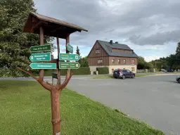 Vakwerkhuis met verpachte garages naast Löbau, Niedercunnersdorf - Duitsland