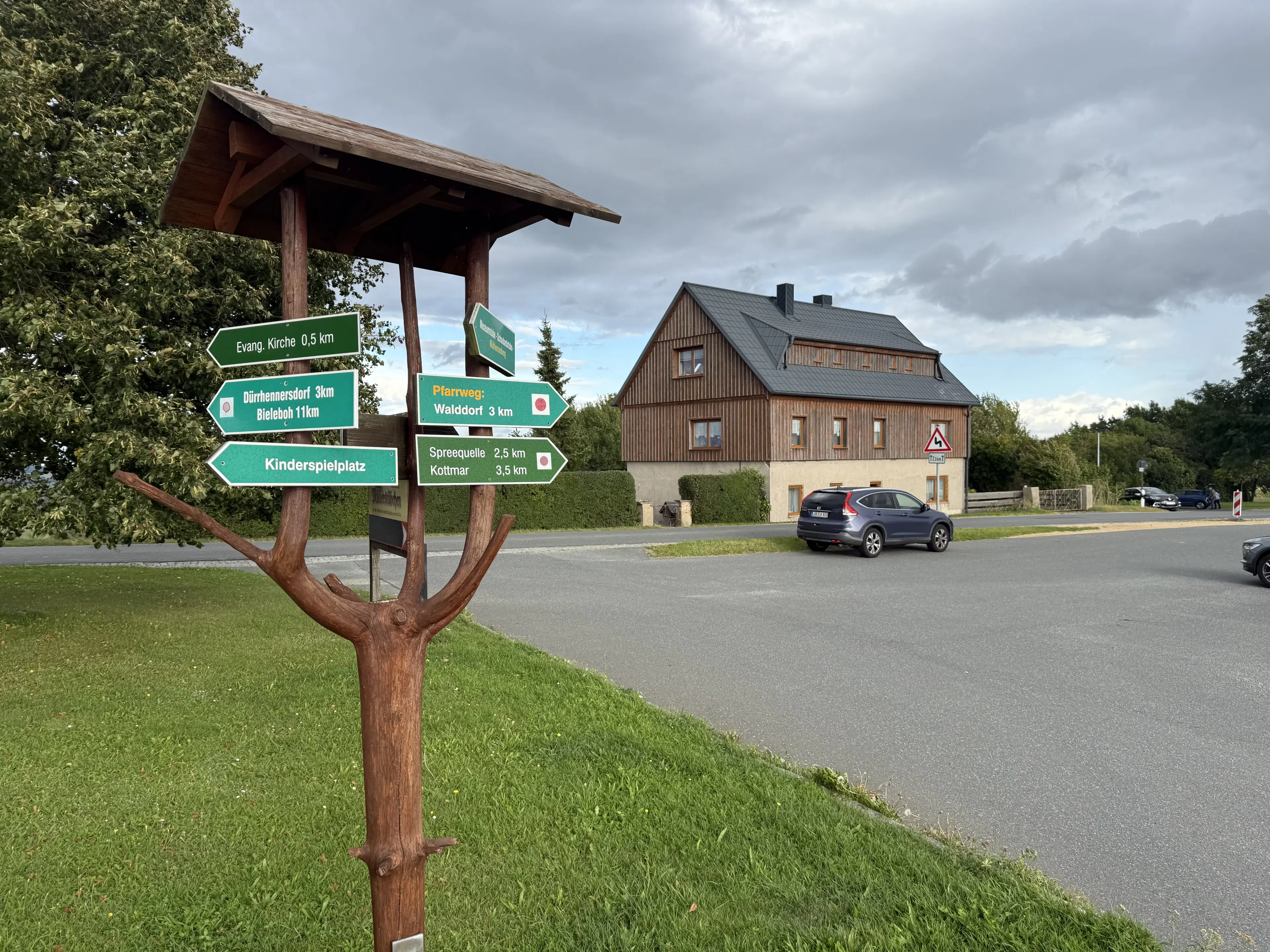 Vakwerkhuis met verpachte garages naast Löbau, Niedercunnersdorf - Duitsland