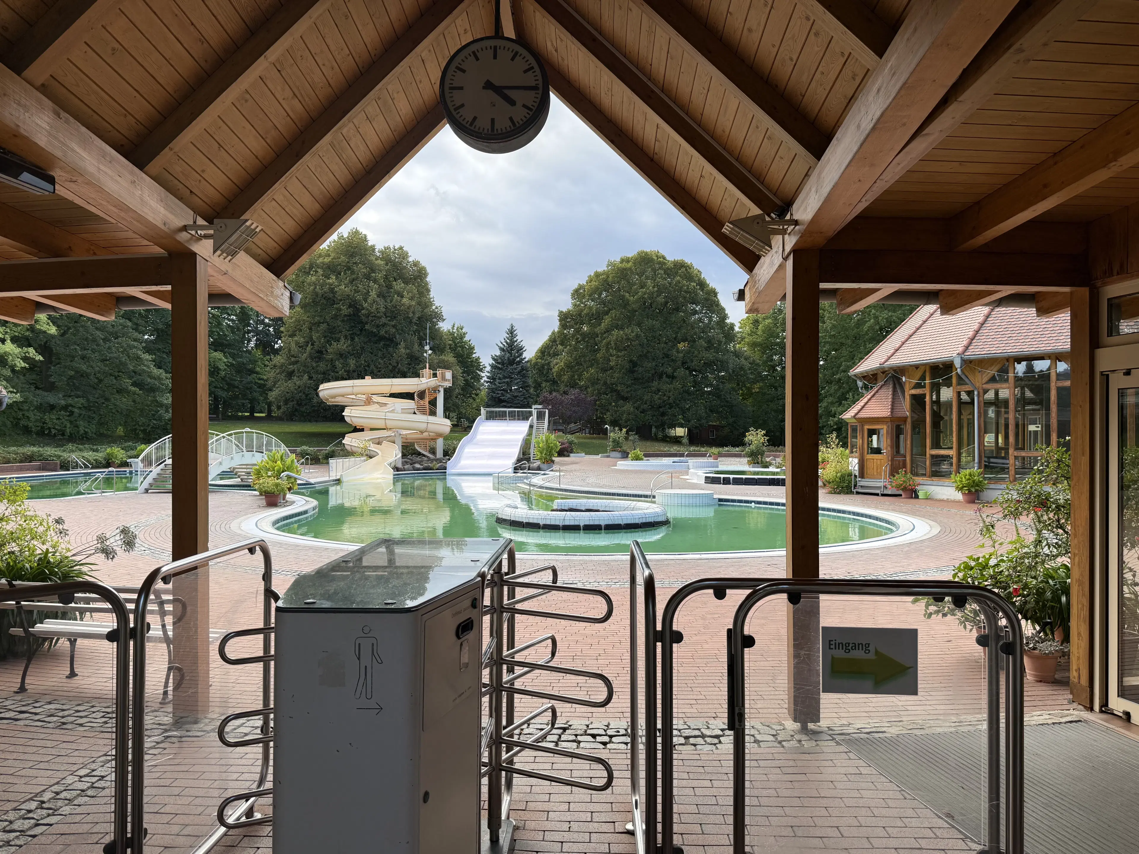 Vakwerkhuis met verpachte garages naast Löbau, Niedercunnersdorf - Duitsland