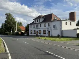 Vakwerkhuis met verpachte garages naast Löbau, Niedercunnersdorf - Duitsland