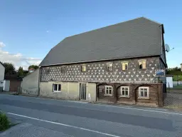Vakwerkhuis met verpachte garages naast Löbau, Niedercunnersdorf - Duitsland