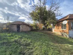 Huis en bijgebouw op ca. 1.000 m² gemeentelijke grond in Razdel - Bulgarije