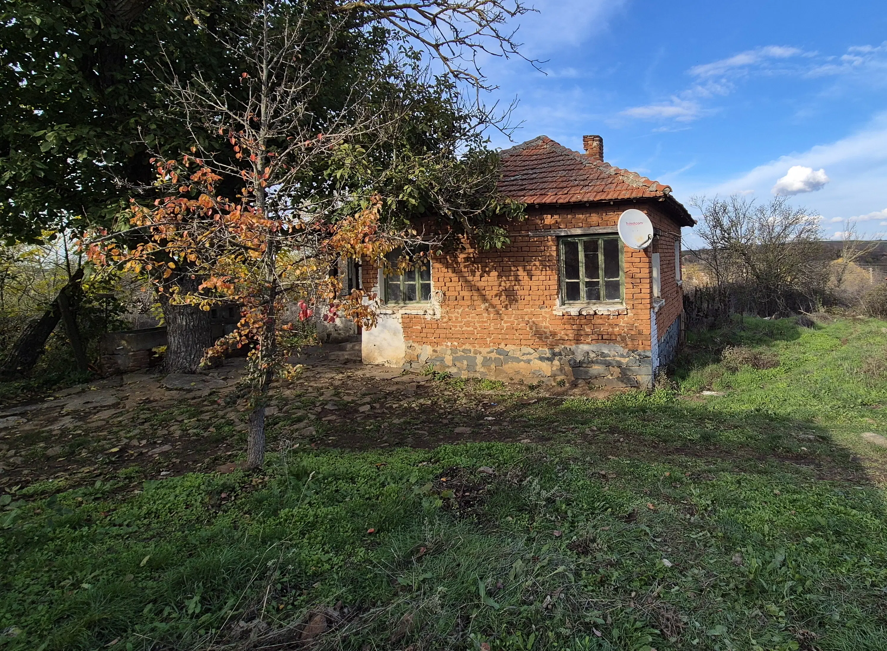 Huis en bijgebouw op ca. 1.000 m² gemeentelijke grond in Razdel - Bulgarije