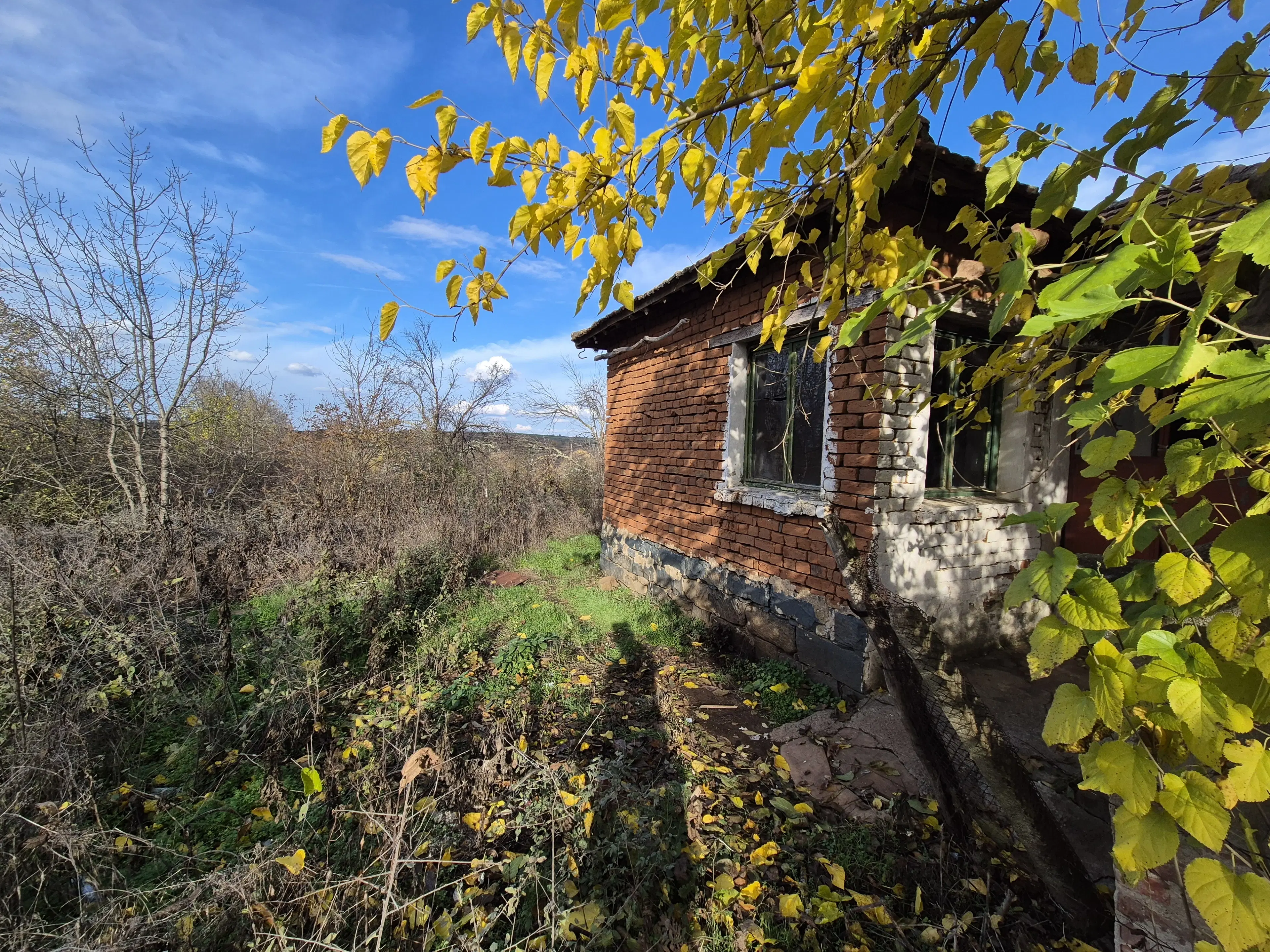 Huis en bijgebouw op ca. 1.000 m² gemeentelijke grond in Razdel - Bulgarije
