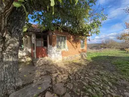 Huis en bijgebouw op ca. 1.000 m² gemeentelijke grond in Razdel - Bulgarije