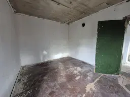 Huis en bijgebouw op ca. 1.000 m² gemeentelijke grond in Razdel - Bulgarije