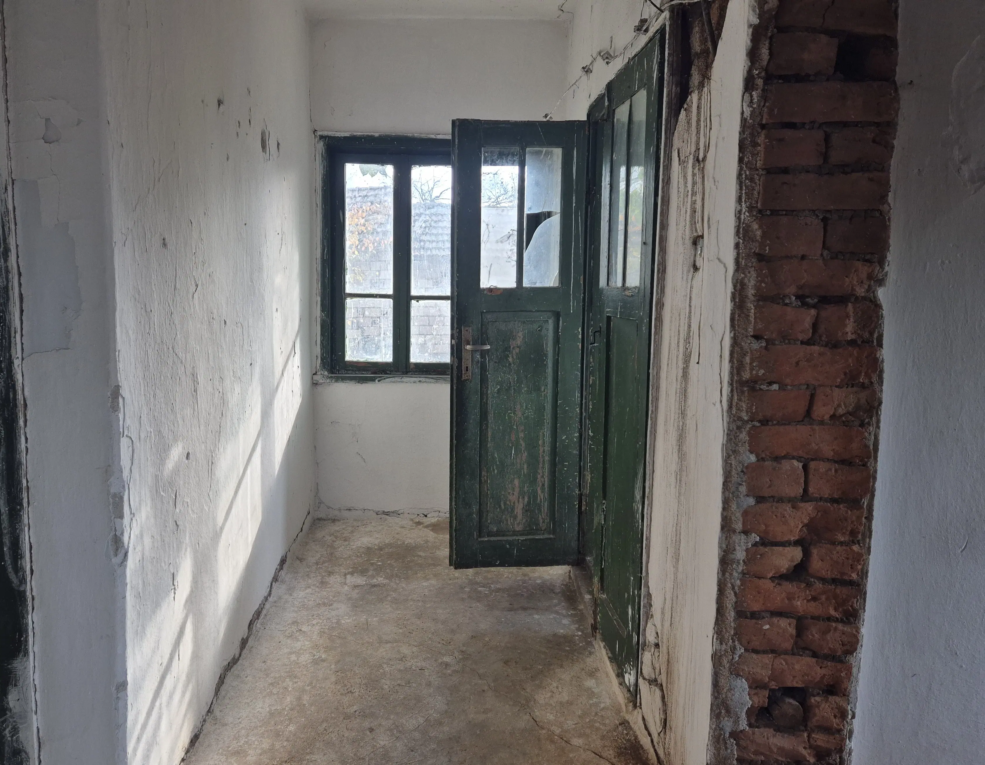 Huis en bijgebouw op ca. 1.000 m² gemeentelijke grond in Razdel - Bulgarije