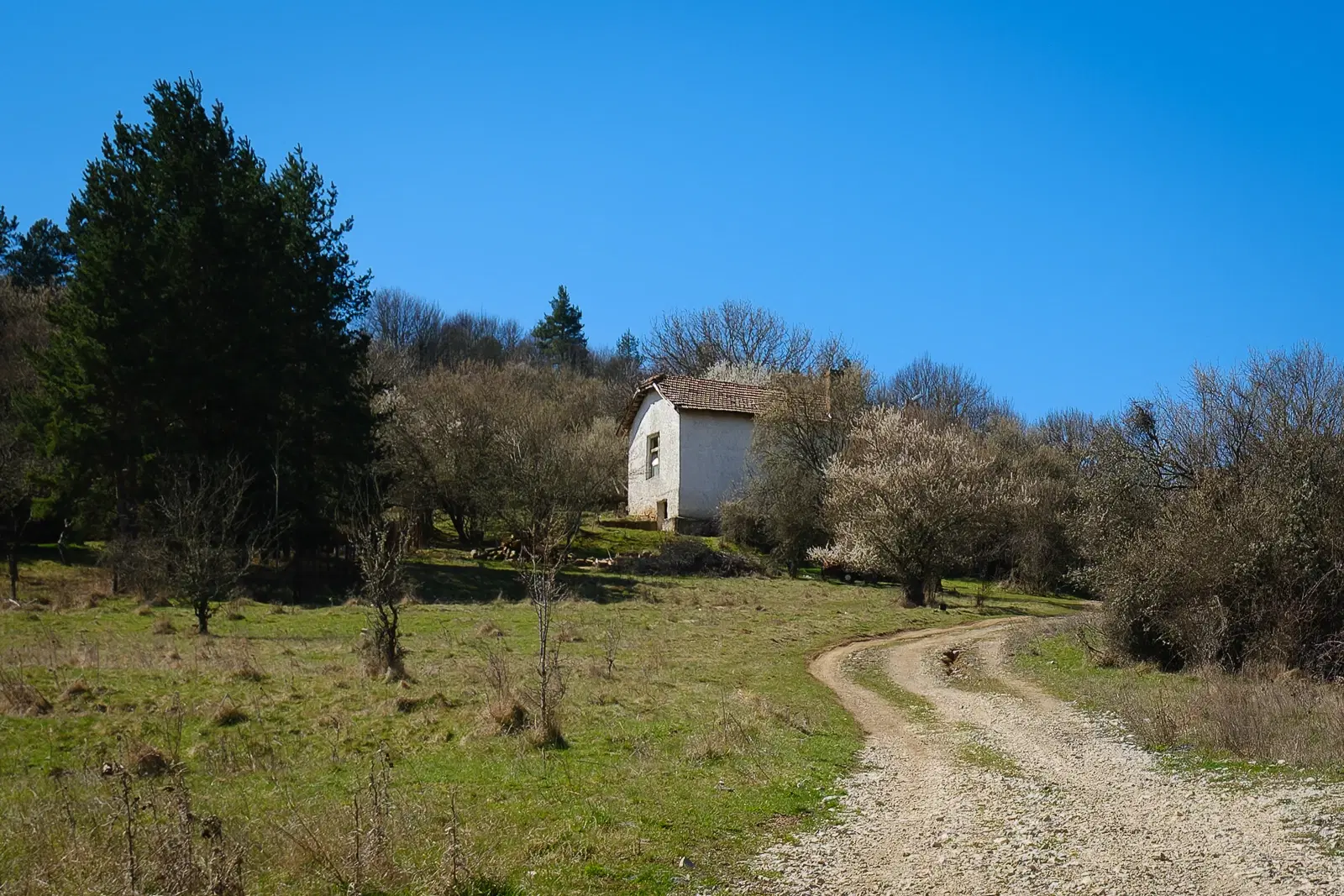 Voormalig schoolgebouw met bergzicht in Beraintsi, Trun, nabij Sofia - Bulgarije
