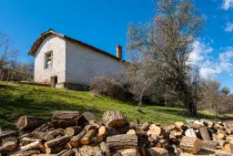 Voormalig schoolgebouw met bergzicht in Beraintsi, Trun, nabij Sofia - Bulgarije