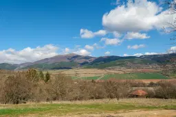 Voormalig schoolgebouw met bergzicht in Beraintsi, Trun, nabij Sofia - Bulgarije