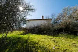 Voormalig schoolgebouw met bergzicht in Beraintsi, Trun, nabij Sofia - Bulgarije