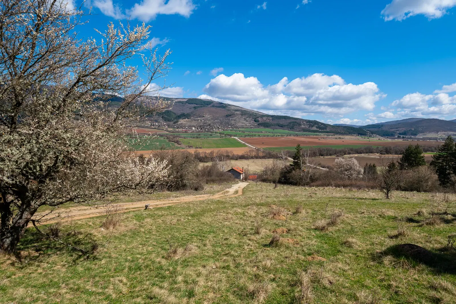 Voormalig schoolgebouw met bergzicht in Beraintsi, Trun, nabij Sofia - Bulgarije