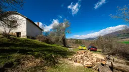 Voormalig schoolgebouw met bergzicht in Beraintsi, Trun, nabij Sofia - Bulgarije