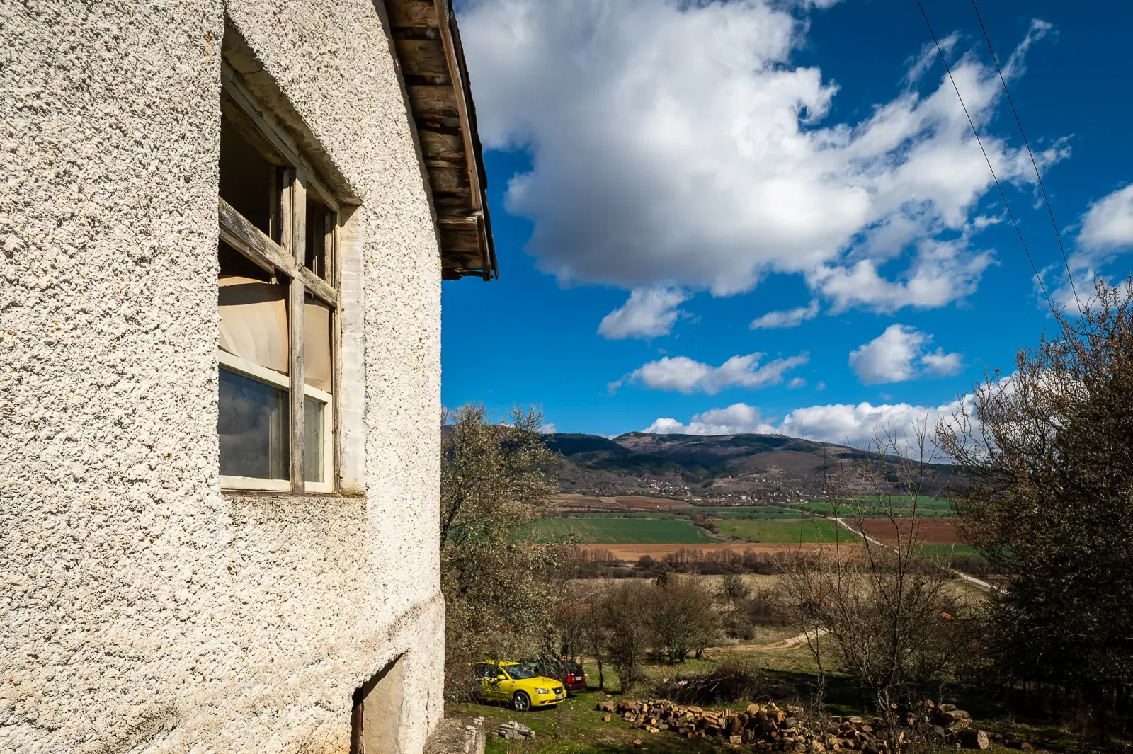Voormalig schoolgebouw met bergzicht in Beraintsi, Trun, nabij Sofia - Bulgarije