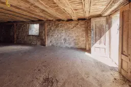 Voormalig schoolgebouw met bergzicht in Beraintsi, Trun, nabij Sofia - Bulgarije