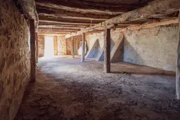 Voormalig schoolgebouw met bergzicht in Beraintsi, Trun, nabij Sofia - Bulgarije