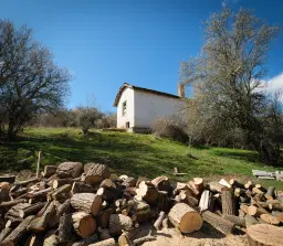 Voormalig schoolgebouw met bergzicht in Beraintsi, Trun, nabij Sofia - Bulgarije