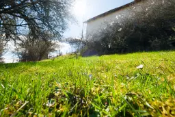 Voormalig schoolgebouw met bergzicht in Beraintsi, Trun, nabij Sofia - Bulgarije