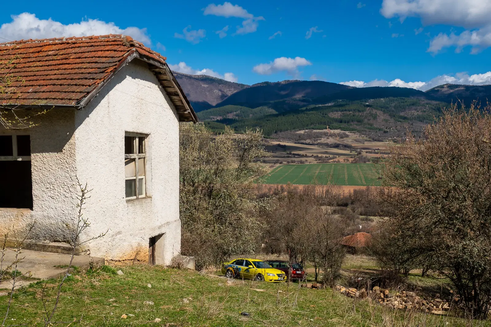 Voormalig schoolgebouw met bergzicht in Beraintsi, Trun, nabij Sofia - Bulgarije