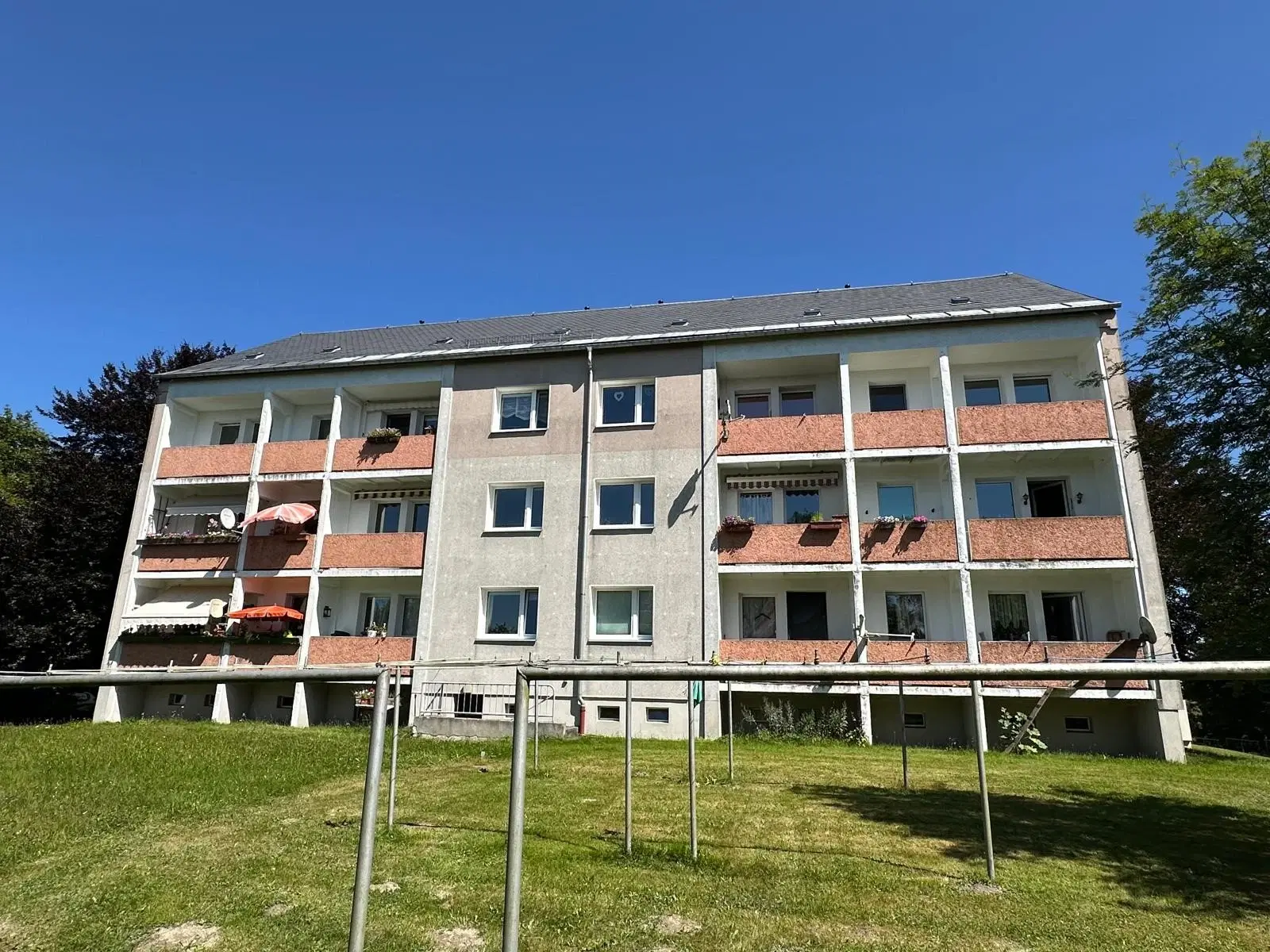 12 appartementen, perceel 4.804 m² in Markneukirchen - Duitsland (huursom € 49.280,=)