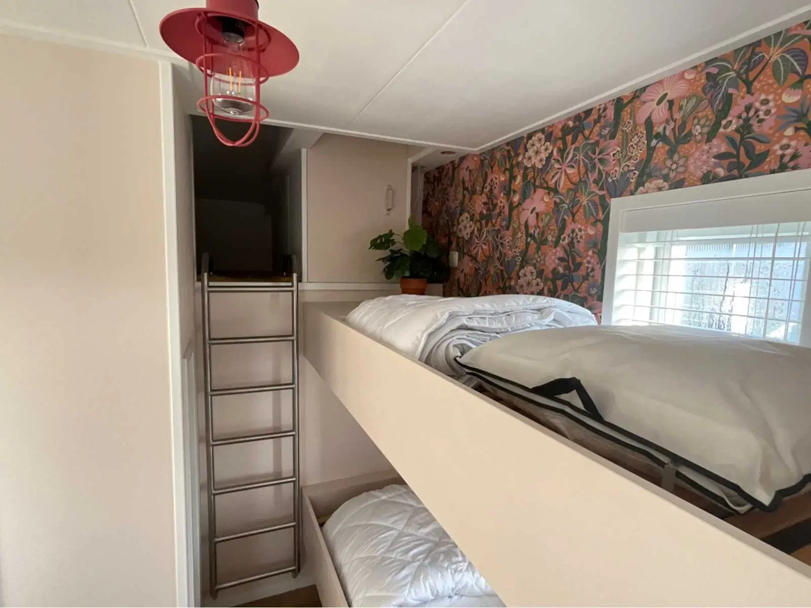 Moderne Woonboot / Woonark te Heeg