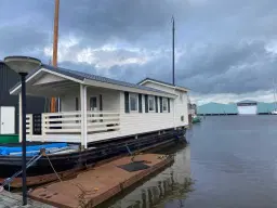 Moderne Woonboot / Woonark te Heeg