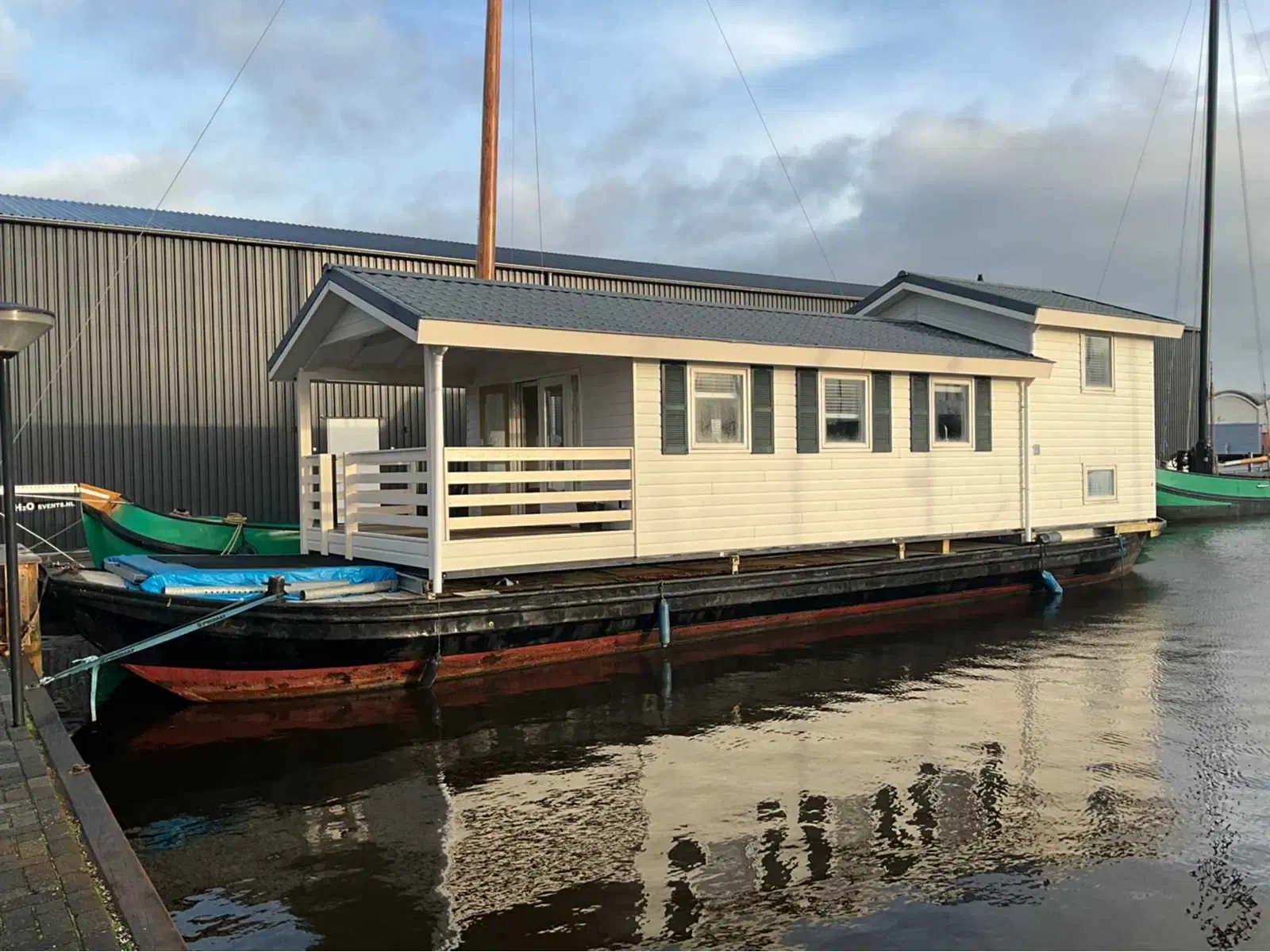 Moderne Woonboot / Woonark te Heeg